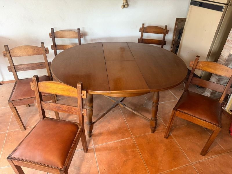 Mesa Rústica de Madera con 5 Sillas de Cuero