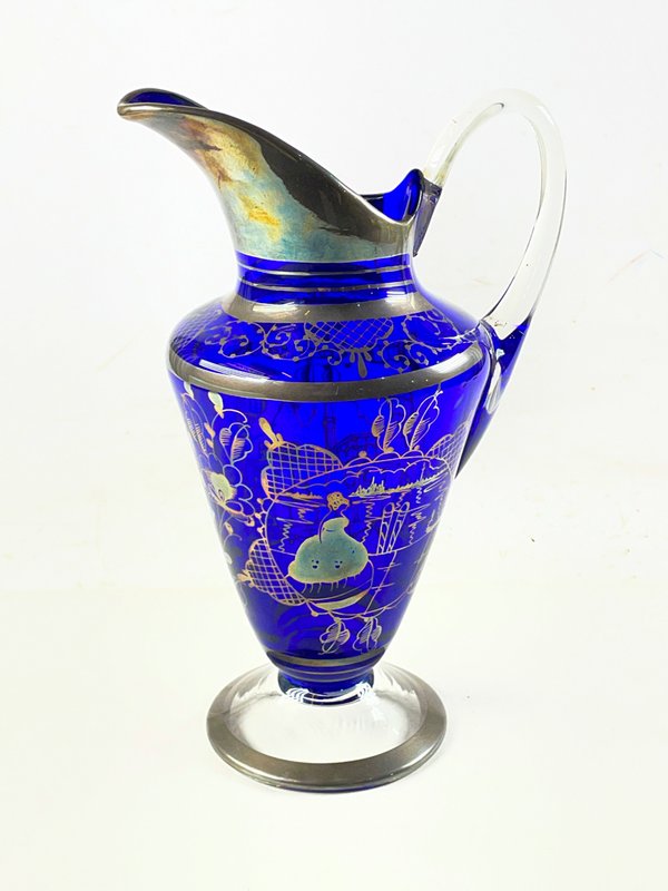 Jarra de Cristal Azul con Detalles Plateados y Diseño Decorativo - imagen 1