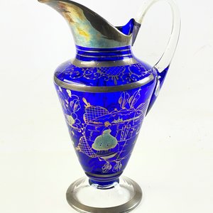 Lote anterior: Jarra de Cristal Azul con Detalles Plateados y Diseño Decorativo