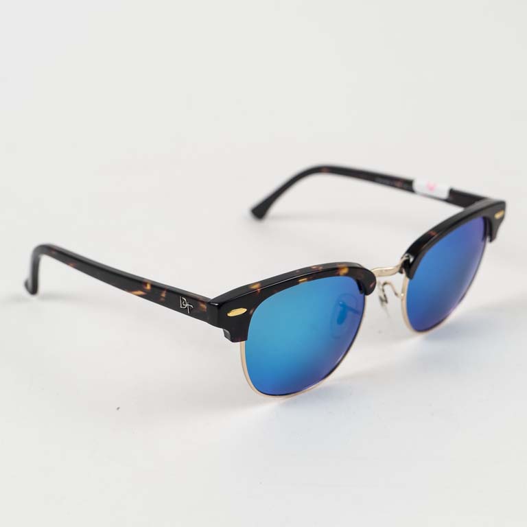 Lote siguiente: Lentes de sol Del Toro en excelente condición