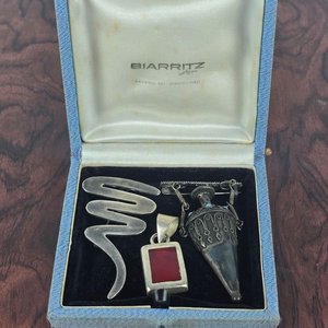 Lote siguiente: Lote de 2 Piezas de Plata: Dije con Piedra Roja y Broche Estilizado