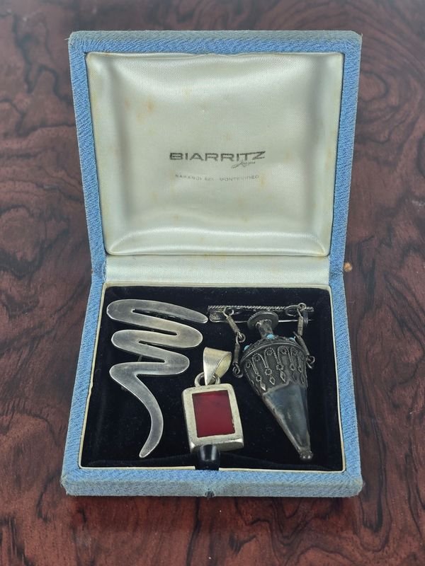 Lote de 2 Piezas de Plata: Dije con Piedra Roja y Broche Estilizado