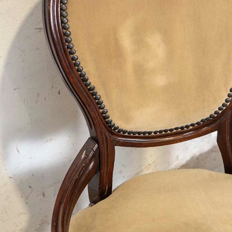 Butacas victorianas de tapicería beige con detalles de madera - imagen 3