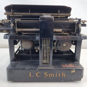 Máquina de Escribir Antigua LC Smith & Corona Typewriters Inc. con Estuche Original - imagen 9