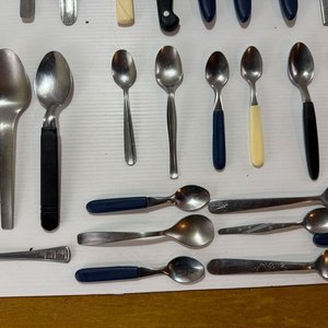 Lote de Cubiertos Metálicos y Cubierteros de Plástico - imagen 9