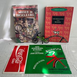 Lote siguiente: Libros de Bicicletas, Mini Bicicleta Moderna y Cartel de Anuncio