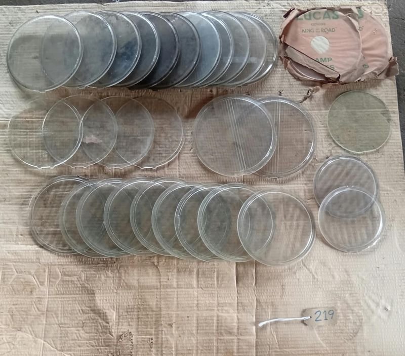 Lote de 30 Vidrios Originales para Autos Ingleses y Franceses de los Años 30 - Lucas y Cibie