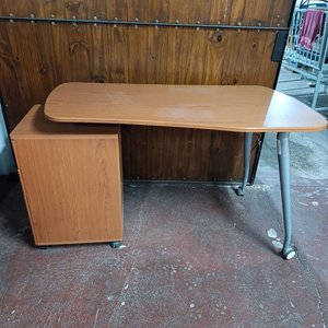 Escritorio moderno con cajonera giratoria y base para PC - imagen 6