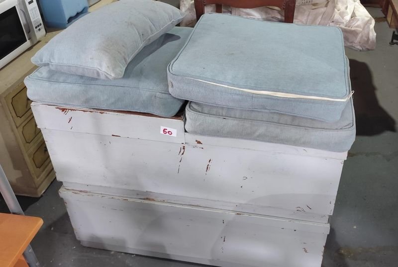 Set de 2 Puffs de Madera con Almohadones Celestes