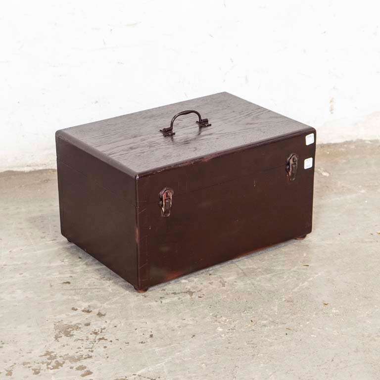 Lote siguiente: Caja de madera de roble pintada y herrajes metálicos