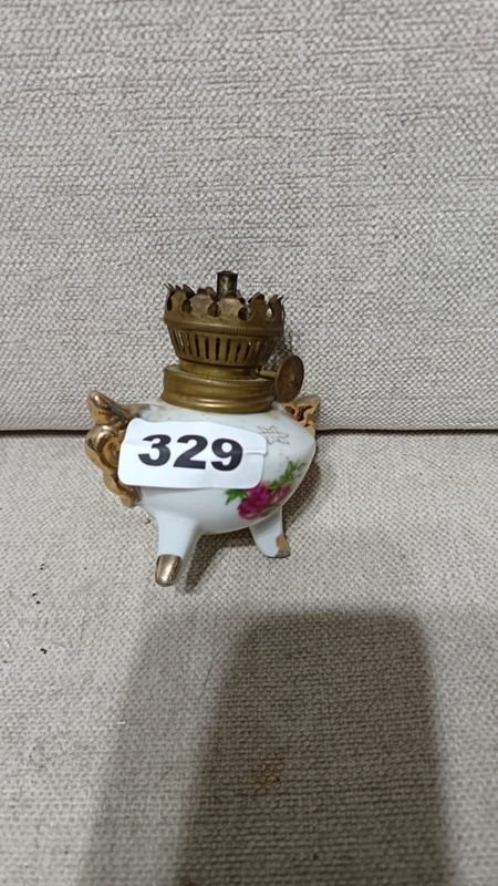 Lámpara Decorativa Antigua con Detalles Dorados y Florales