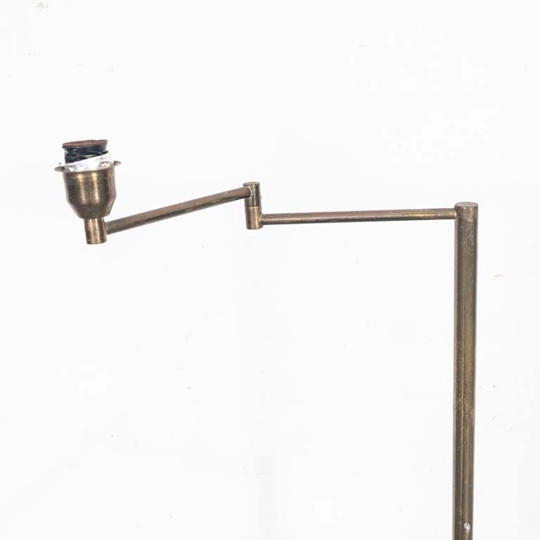 Lámpara de pie en bronce con brazo articulado y pantalla - imagen 3