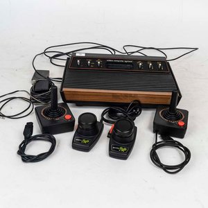 Lote anterior: Consola Atari CX2600 con 2 Joysticks y Transformador