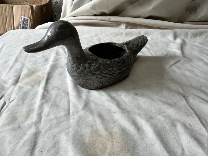 Lote anterior: Pato macetero de aluminio o peltre para jardín