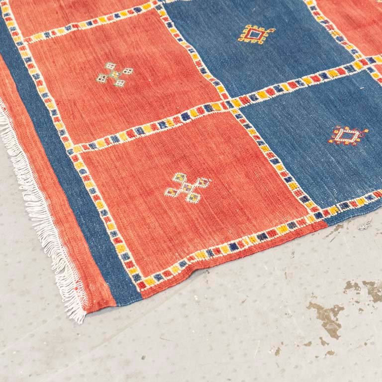 Gran alfombra kilim a cuadros roja y azul para decorar - imagen 2