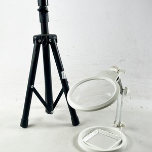 Trípode Negro y Lupa de Sobremesa Blanca - imagen 1