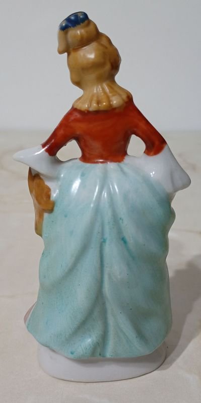 Estatuilla en Porcelana KTS. Motivo: Dama clásica - imagen 2