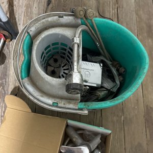 Lote siguiente: Balde Plástico Verde con Accesorios de Grifería