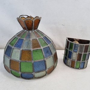 L 401 - 2 Piezas - Par de artefactos de iluminacion estilo Tiffany, una lampara colgante y un aplique, con coloridos vitrales en diseño geometrico (Con signos de uso) - imagen 1