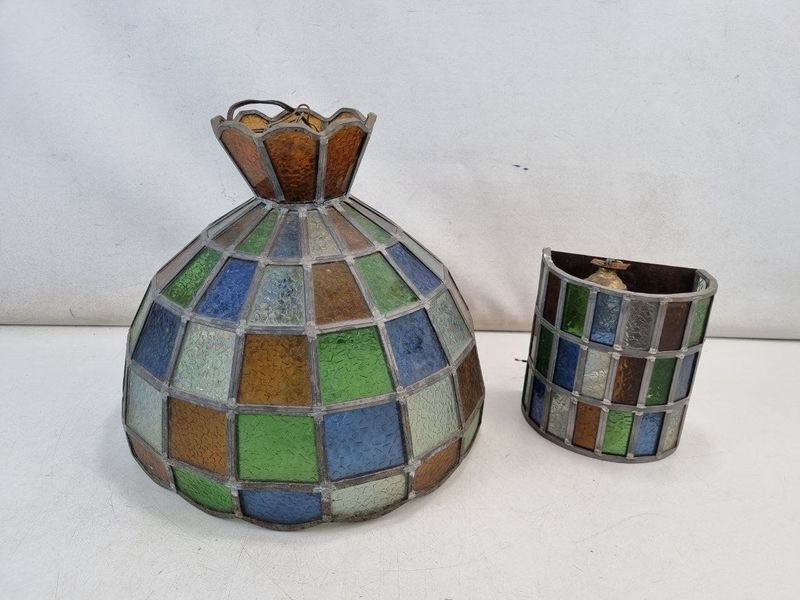 L 401 - 2 Piezas - Par de artefactos de iluminacion estilo Tiffany, una lampara colgante y un aplique, con coloridos vitrales en diseño geometrico (Con signos de uso)