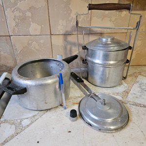 Lote siguiente: Olla a Presión y Viandera de Aluminio con Detalles