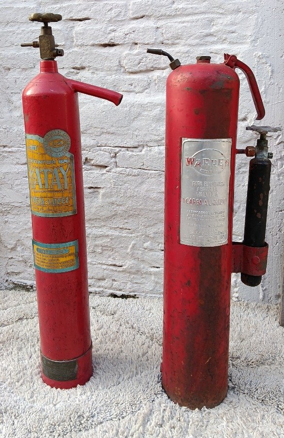 Dos extintores de incendios grandes con puntas en bronce - imagen 3