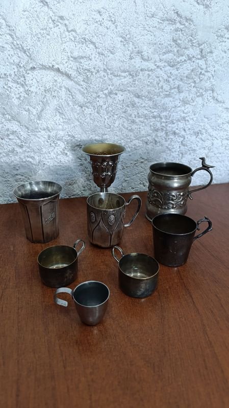 Jarritas y Medidas de Metal con Decoración
