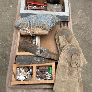 Carro Metálico con Cajas de Madera y Herramientas Varias - imagen 2