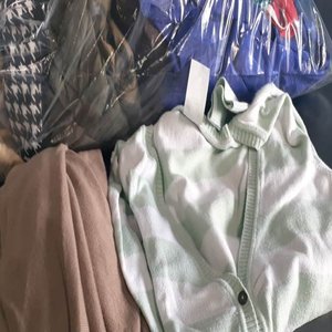Lote siguiente: Lote de 25 Prendas Varias: Saco, Vestido y Más