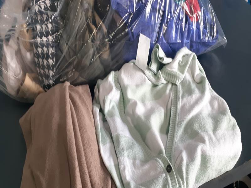 Lote de 25 Prendas Varias: Saco, Vestido y Más