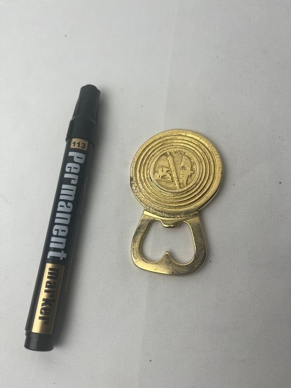 Destapador de bronce con marcador permanente y abridor