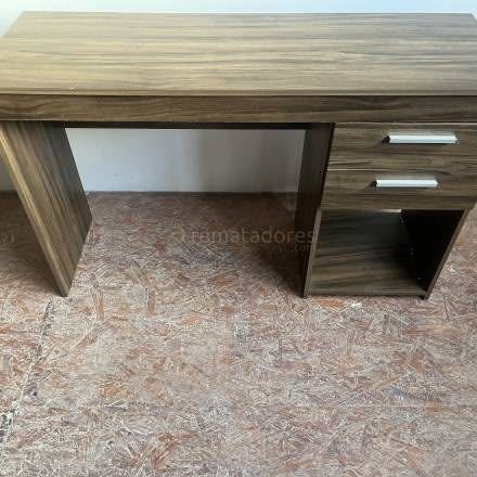 Escritorio de madera con cajones y nicho