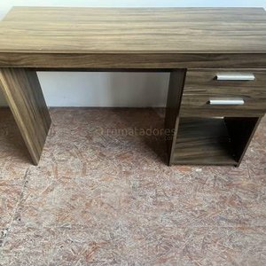 Lote anterior: Escritorio de madera con cajones y nicho