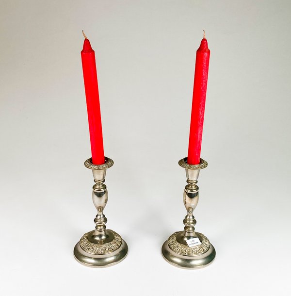 Lote anterior: Dos candeleros de metal labrados con velas