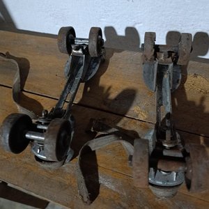 Lote Variado: Patines Antiguos, Parte de Fumigadora de Cobre y Canilla de Bronce - imagen 5
