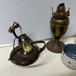 Lote de Apliques de Bronce, Farol a Queroseno y Vajilla Variada - imagen 4