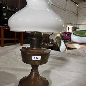 Lámpara de Aceite Antigua con Pantalla Blanca - imagen 2