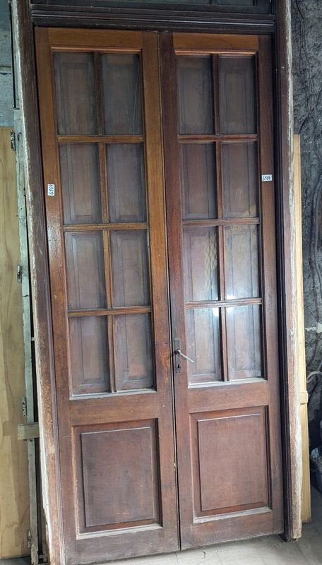 Puerta antigua con par de hojas batientes y detalles ornamentales - imagen 10