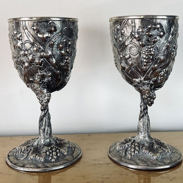 Cálizes antiguos de plata con diseño en relieve - imagen 6