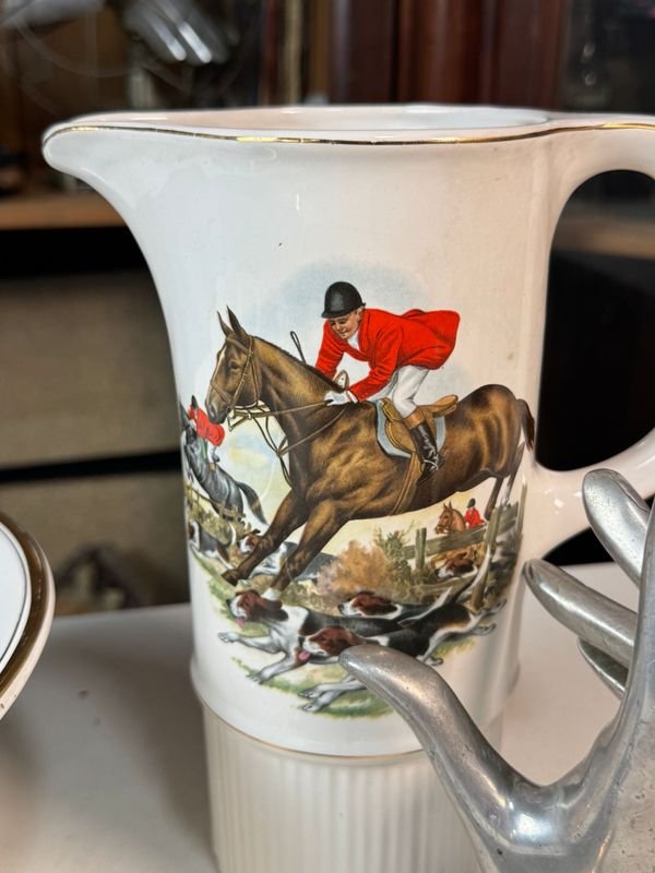 Juego en loza motivo cacería. Jarra, 6 vasos y centro con pié. - imagen 8