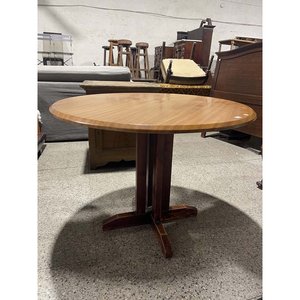 Lote anterior: Mesa Circular de Madera con Pie Central y Tapa Suelta