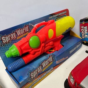 Lote de Juguetes: Camioneta Ford a Batería, Pistola de Agua, Espada, Yoyó y Juego de Cartas - imagen 7