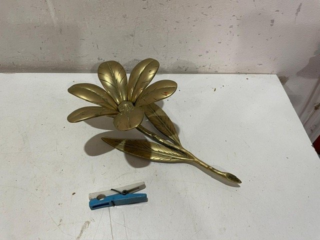 Lote anterior: Flor en bronce con bolígrafo azul