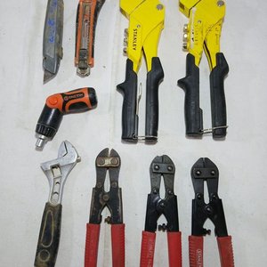 Lote de 9 Herramientas Usadas: Trinchetas, Remachadoras y Sisallas - imagen 1