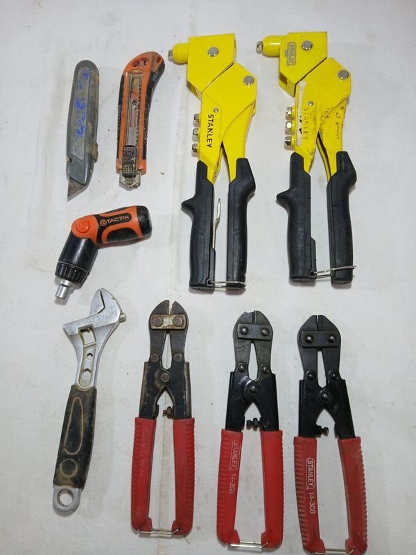 Lote de 9 Herramientas Usadas: Trinchetas, Remachadoras y Sisallas