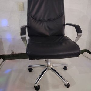 Silla de Oficina Negra con Ruedas y Brazos - imagen 6