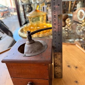 Molinillo de Café Antiguo de Madera con Cajón Recolector - imagen 4
