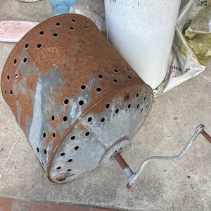 Lote siguiente: Tanque Metálico Oxidado con Manivela