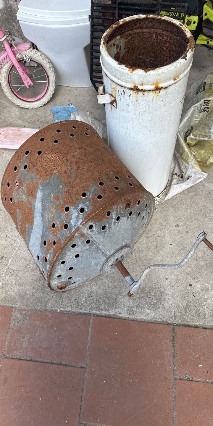 Tanque Metálico Oxidado con Manivela