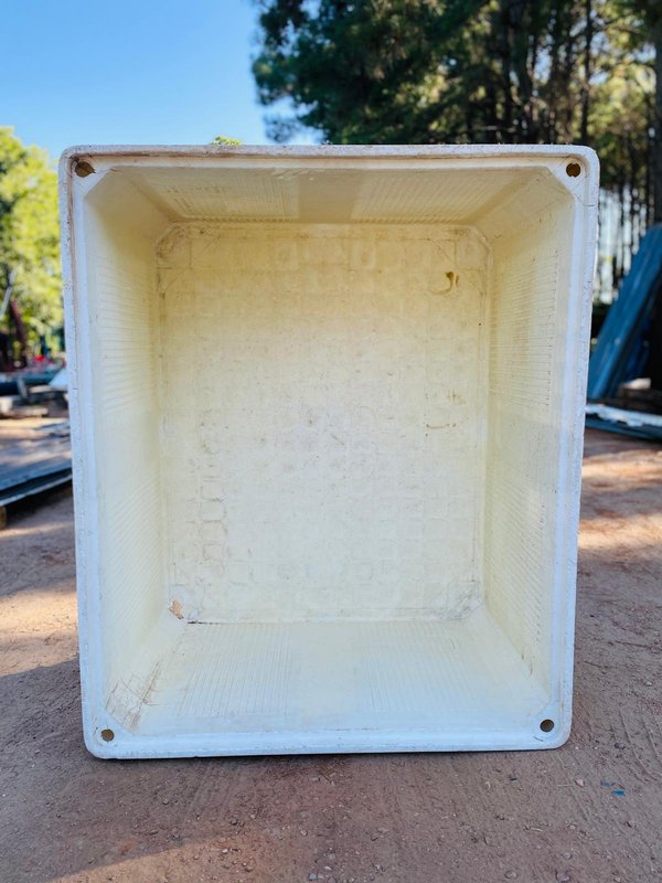 Caja de plástico blanca con detalles - imagen 2